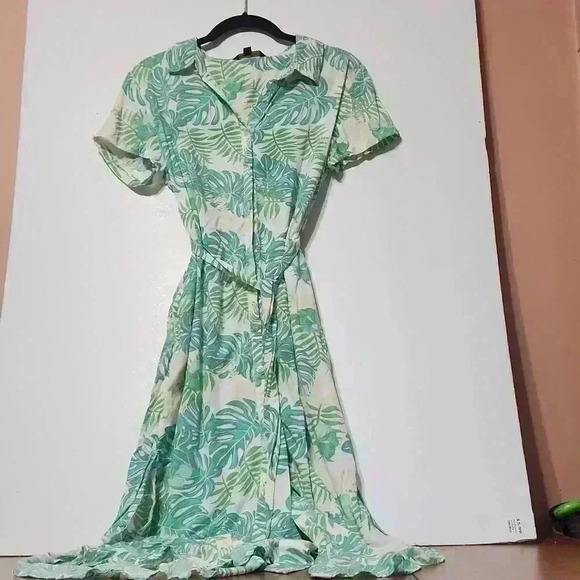 spiaggia dolce Dresses & Skirts - SPIAGGIA DOLCE size extra small leaf patterened button dress so cute !